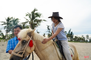 Du khách thích thú cưỡi ngựa, ngắm biển ở Hà Tĩnh